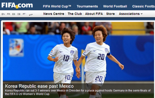  활짝 웃는 두 주역(10번 지소연, 20번 김혜리)의 사진이 크게 실린 국제축구연맹 누리집(FIFA.com) 첫 화면