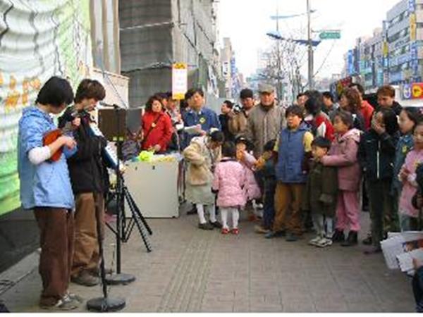 망원역 주민 홍보 음악회와 서명 우리는 망원역 주변에 나가 거리음악회를 하면서 성미산지키기 서명을 받았다. 