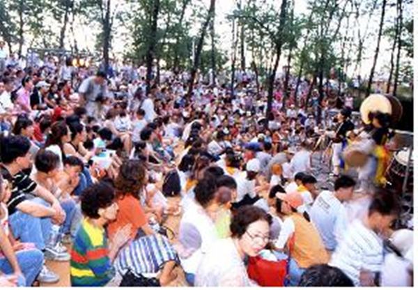 숲속음악회를 보려고 1,500여명의 지역주민이 성미산에 모여들었다. 