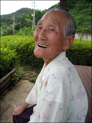 영길마을 초입 정자에서 만난 할머니