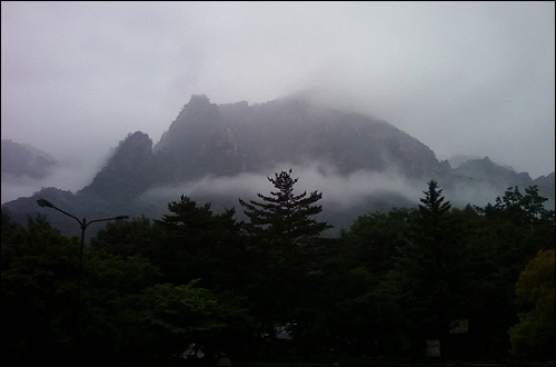 설악산 국립공원에서 바라본 안개 낀 풍경이 나름 운치 있다.