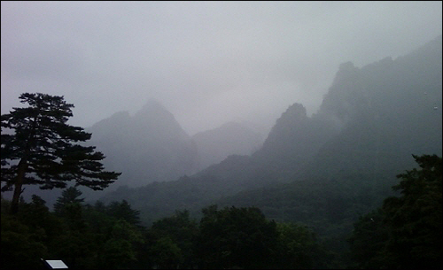 안개 가득한 설악산의 모습이 한폭의 수묵화를 연상케 한다.