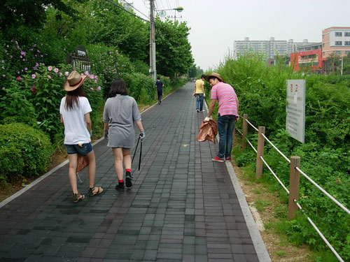 서부천 좌우로는 시민들이 많이 이용하는 산책로가 조성되어 있다.
산책로를 청소하는 주민들