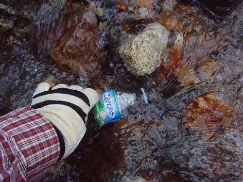 한라산 물 삼다수를 백두산 물(천지연)이 흘러 내려오는 곳에 붓고 병에 담아 잠시나마 통일을 생각해 봤다. 필자는 통일교육위원으로 6년 동안 활동해 오고 있다.