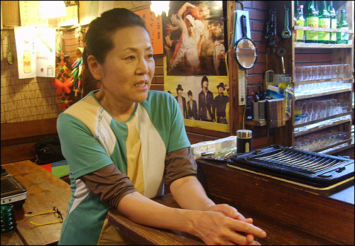 35년 전 명동에서 크게 옷가게와 식당을 했던 수완 좋은 살림꾼 사장님은 나가사키에서도 옷 장사를 거쳐 지금은 15년동안 한국음식점을 운영하고 있다. 시안바시의 밤거리를 행복하게 하는 맛집의 기둥이다.