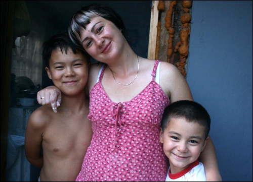 어렵게 태권도를 가르치면서 가정을 이끌고 있는 게나김이 자랑스럽다. 게나김은 우크라이나인 아내 미나(30세)와의 사이에 아들 둘, 딸 하나를 둔 가장이다. 어린 딸은 낮잠을 자고 난 후라 사진을 함께 찍지 못했다.
