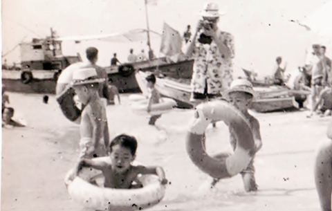  1972년 여름의 대천해수욕장 풍경, 튜브를 가지고 노는 귀여운 꼬마들도 이제는 뒤에서 사진 찍는 아빠?보다 더 늙은 아빠가 되었겠네요. 
