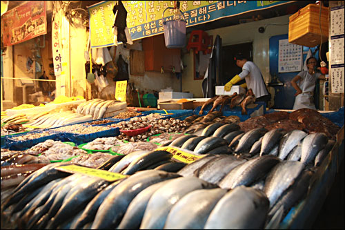 광명시장에서 10년째 생선가게를 운영하고 있는 신윤철(50)씨는 "이마트 메트로 때문에 매출이 40% 급감했다"며 "방법이 없어 체념하고 있다"고 밝혔다.