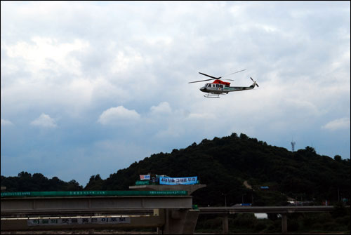 28일 오후, 경기경찰청 소속 헬기가 이포보 고공농성장 주변을 정찰하고 있다.