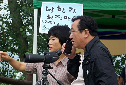 김종남 환경운동연합 사무총장(왼쪽)이 이포보 농성장 상황실에서 현장 지휘를 하고 있다. 