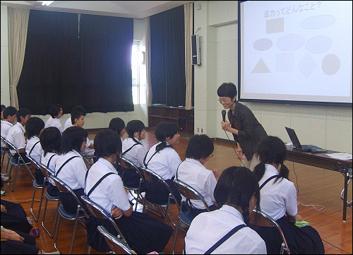 나가사키시 코야기 중학교 3학년 학생 40명을 대상으로 한 데이트 폭력과 미래 가정폭력 예방을 위한 특별수업에서 나카타 케이코 DV방지 나가사키 대표가 학생들에게 질문을 던지고 있다.