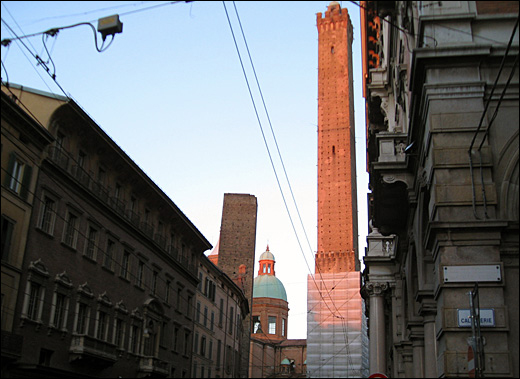 이탈리아 볼로냐 도심 한가운데 우뚝솟은 두개의 탑이 있다. 아시넬리(오른쪽)와 가리센디는 이 도시의 상징물이다. 이곳을 중심으로 조그마한 골목길사이로 볼로냐 대학을 비롯해 각종 작은 공방들이 즐비해 있다.