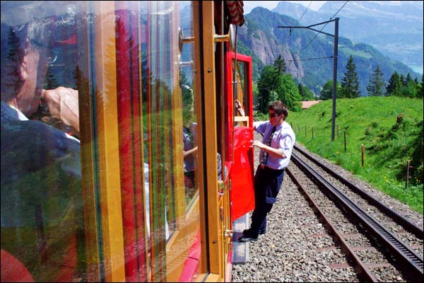 리기 슈타펠에서 피츠나우(Vitznau)까지 내려가면서 빨간색 VRB 등산열차를 탔다. 속도가 느린 기차라서 그런지 젊은 승무원이 기차 밖에서 이동하며 표 검사를 하는 게 이색적이었다.  