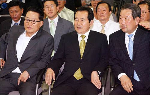민주당 정세균 대표와 박지원 원내대표, 박주선 최고위원이 28일 밤 영등포당사에서 굳은 표정으로 7.28 재보선 개표결과를 지켜보고 있다.
