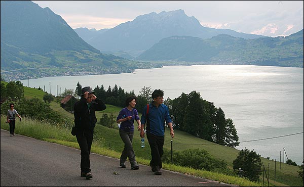 에멘텐(Emmetten) 지역의 '스위스 모빌리티' 트래킹 코스에서 취재기자들이 루체른 호수를 바라보며 걷고 있다.