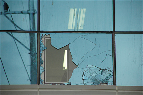 화물 노동자들은 29일 하이로지스틱스 창원영업소 건물에 돌을 던져 유리창을 깼다.