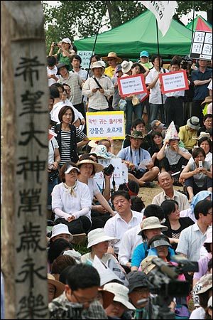 환경연합 활동가 3명이 4대강 사업 중단을 촉구하며 경기도 여주 이포보 공사현장에서 8일째 고공농성을 벌이는 가운데, 지난달 29일 오후 이포보 부근 '대신 희망 장승공원'에서 '4대강 공사 중단과 대안기구 마련 촉구 이포 집회'가 시민단체와 야당 의원들이 참석한 가운데 열리고 있다.