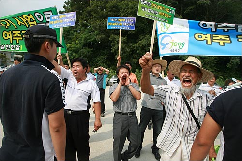 4대강 사업 반대 행진 대열을 향해 찬성측 단체 회원과 주민들이 야유를 보내고 있다.