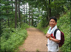 등구령 쉼터에서 만난 김학송 씨는 맨발로 나무들과 풀들과 대화하면서 걷고 있었다. 