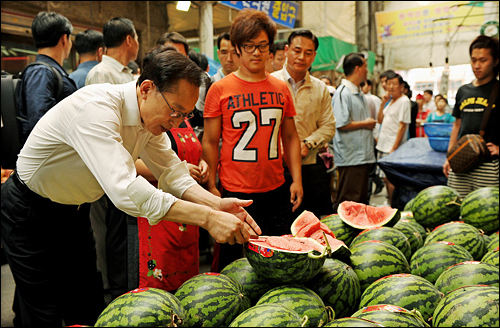 이명박 대통령이 22일 강서구 화곡동 까치산시장을 방문해 과일가게에서 수박을 맛보고 있다. 