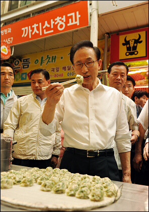이명박 대통령이 강서구 화곡동 까치산시장 분식집에서 만두를 맛보고 있다.