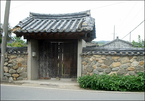  단계면 길가 한옥. 조선 시대 한양의 양반가를 떠오르게 하는데요. 대부분 돌담인 게 특징이었습니다.
