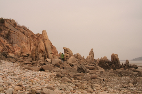 섬을 돌면 붉은 바위가 병풍처럼 둘러쌓여있다. 기이한 형상의 바위가 여행객을 반긴다.