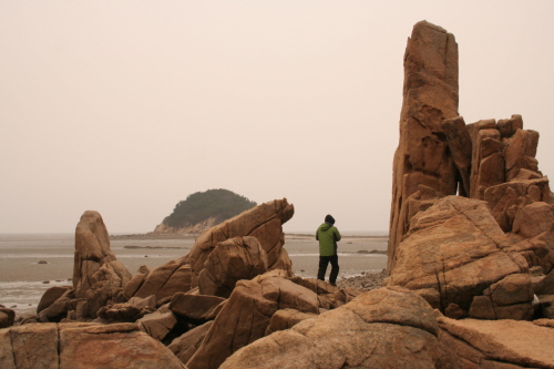 기기묘묘한 형상을 하고 있는 바닷가의 바위들이 여행객을 반긴다.