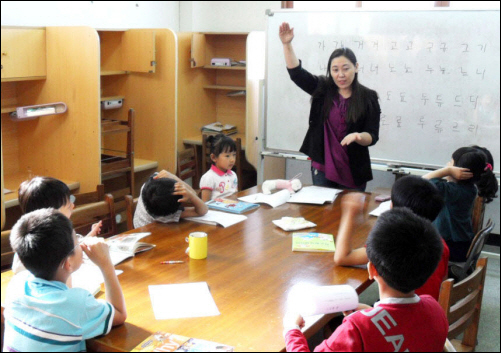 지역아동센터 아동들이 학습 프로그램에 참여하고 있다.