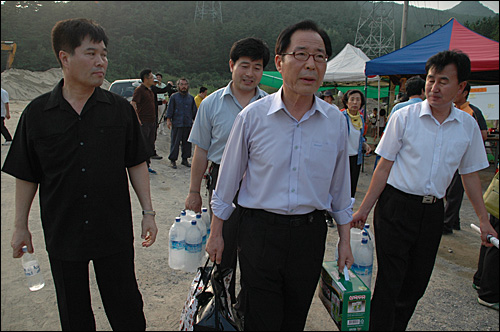민주노동당 권영길 의원이 31일 오후 함안보 공사장 철탑 위 고공농성자들한테 물품을 전달하기 위해 들고 가고 있다.