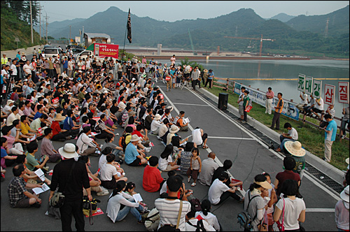 시민 500여명이 참석해 31일 오후 함안보 공사장 옆 도로 주차장에서는 촛불문화제가 열렸다.