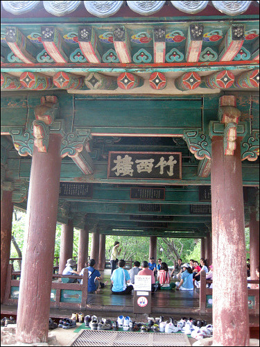 단체여행객들이 문화해설사의 설명을 듣고 있었다.