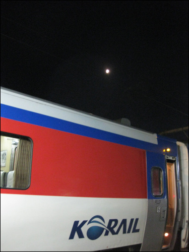 강릉역에 도착해 열차에서 내려보니 이미 하얀 보름달이 떠올라 있다.