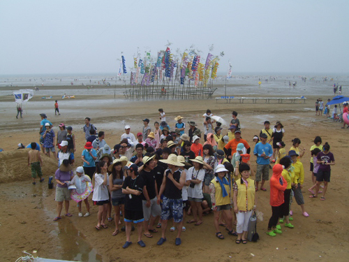 모래조각 페스티발 참가자들 지난달 31일 몽산포 해변에서 열린 제8회 모래조각 페스티발 참가자들이 오전 11시 개회식 행사를 기다리고 있다.  