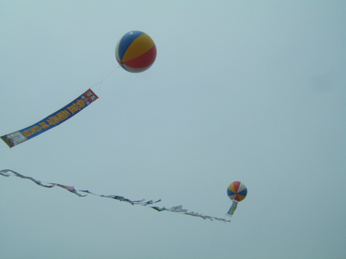 몽산포 하늘 제8회 '몽산포모래조각페스티발과 제3회  ‘태안국제바다깃발미술제’를 알리는 대형 풍선이 몽산포 하늘을 장식하고 있다. 
