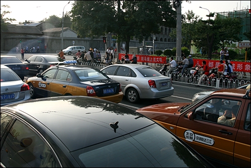베이징 거리. 도로가 넓고 자전거 전용도로가 있다.