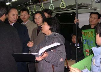 더 이상 기다릴 수 없었던 마을주민은 지하철 출퇴근을 하는 이명박 서울시장을 면담하는데 성공했다. 