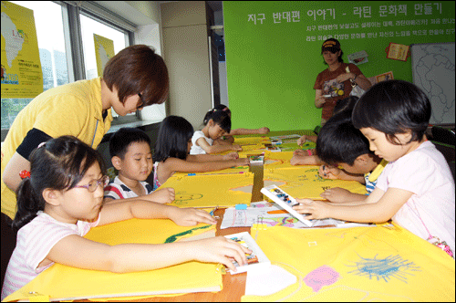 폰초 만들기 체험광경. 라틴문화를 느끼기 위해 본초만들기에 열심인 광경.