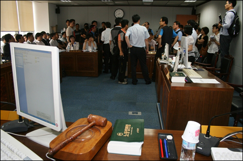 철도노조 조합원들이 서울지노위 심판정에서 심판 과정을 항의하고 있다.