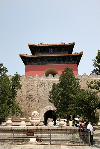 마치 탑 같이 웅장하게 서있는 장릉. 아래 터널을 통해 올라가고, 위에 터널에는 황제의 비석이 있다.
