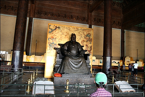 능은전 중앙에는 명나라 수도를 베이징으로 옮긴 3대 황제 영락제 동상이 있다.