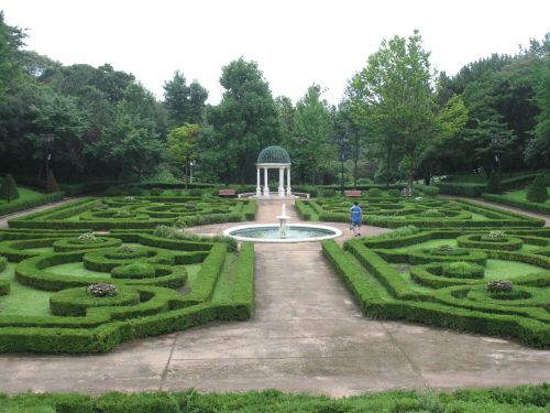  르네상스 이후에 발달한 평면기하학적인 정원