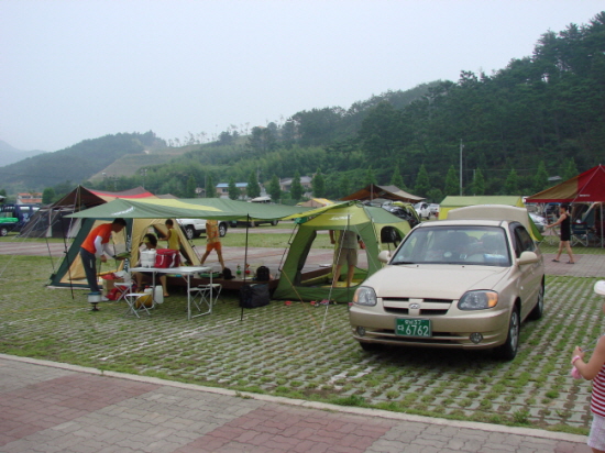 텐트치고 캠핑준비가 완료 되었다. (텐트 옆에 자동차를 주차할 수 있다.)