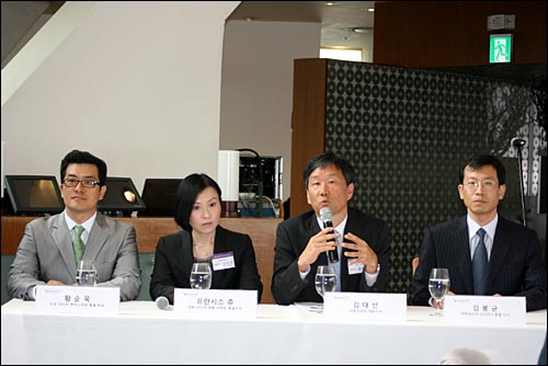 3일 야후코리아 기자간담회에서 김대선 대표(왼쪽에서 세번째)가 기자들 질문에 답하고 있다.