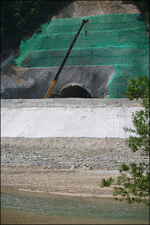 영주 평은면 금광마을은 인근에 건설되고 있는 영주댐으로 인해 2012년엔 수몰지구가 될 예정이다. 