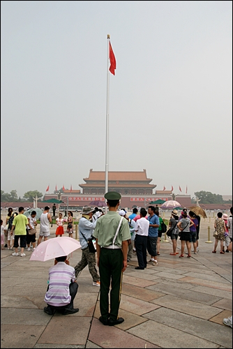 천안문 광장에 걸린 오성홍기. 그 뒤로 천안문이다.