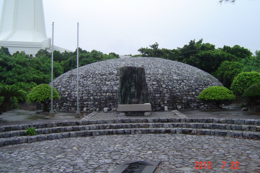 평화기념공원 일각에 있는 오키나와전 희생 한국인 위령탑.