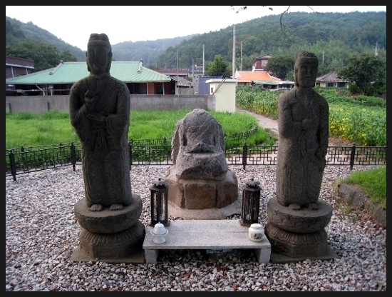 오래된 마을 한 가운데 놓인 함안 대산리 석불. 