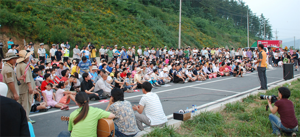 7월 31일. 4대강 사업 반대를 위치며 촛불 문화제에 참여하기 위해 함안보에 보인 시민들