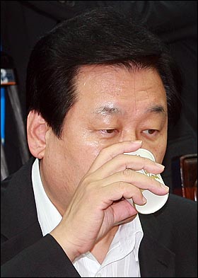 김무성 한나라당 원내대표가 4일 오전 서울 여의도 한나라당사에서 열린 최고중진연석회의에 참석해 물을 마시고 있다.